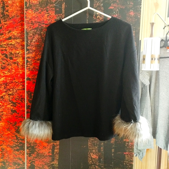 Lilly London faux fur cuff top. - Picture 1 of 5